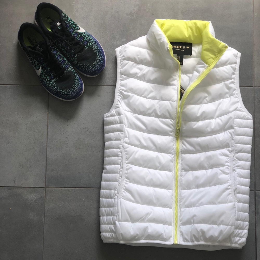 *** Forever 21 BNWT**** White puffer vest, sz S